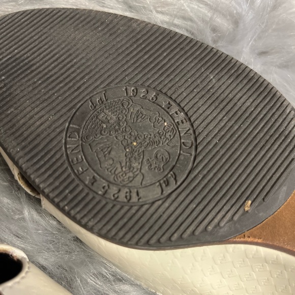 FENDI HIGH HEEL very good condition and it have the Fendi logo on it - Picture 4 of 6